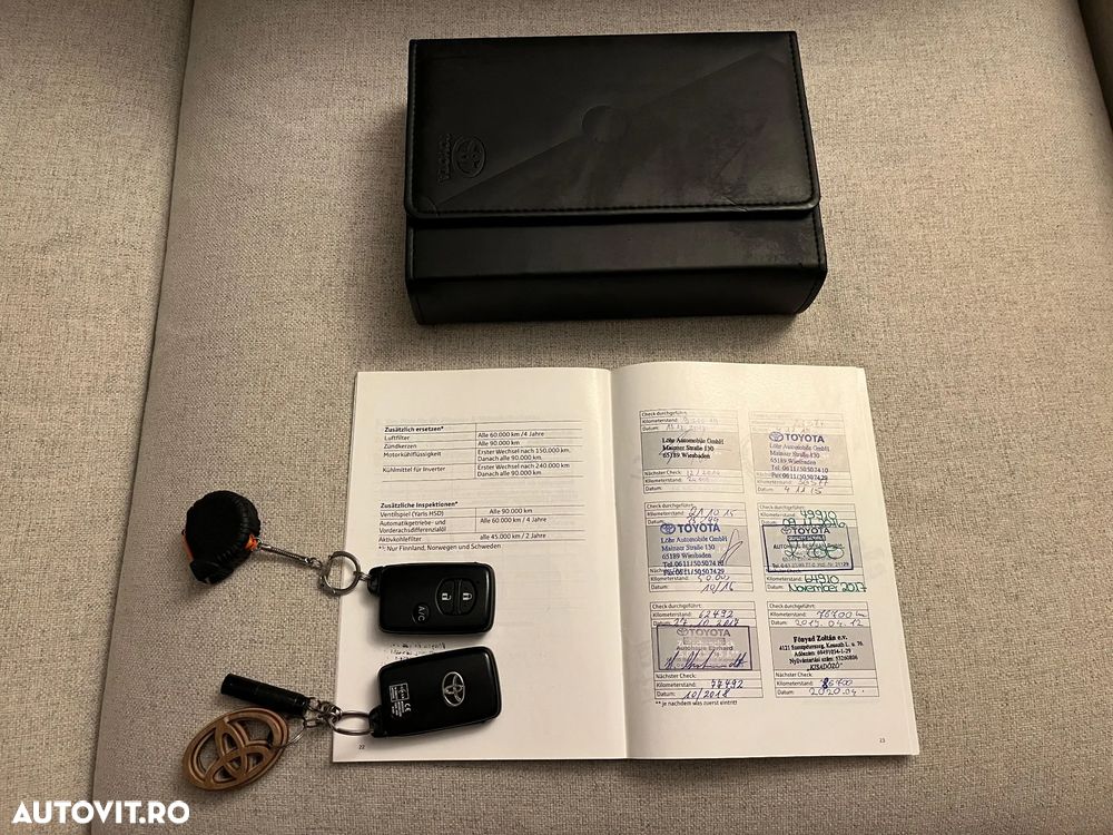 Toyota Prius Plug-in (Hybrid) Life - 8