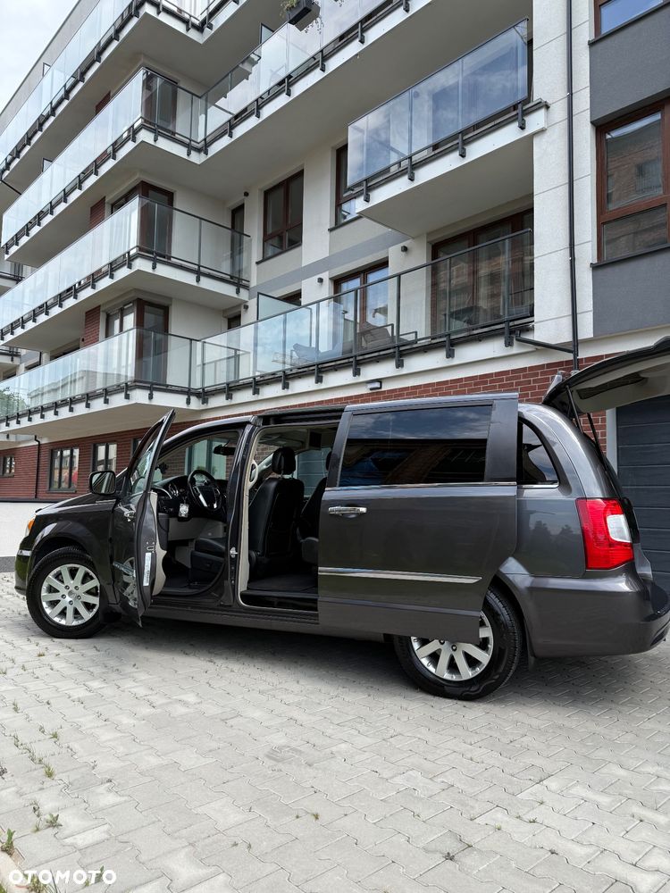 Chrysler Town & Country 3.6 Limited - 21