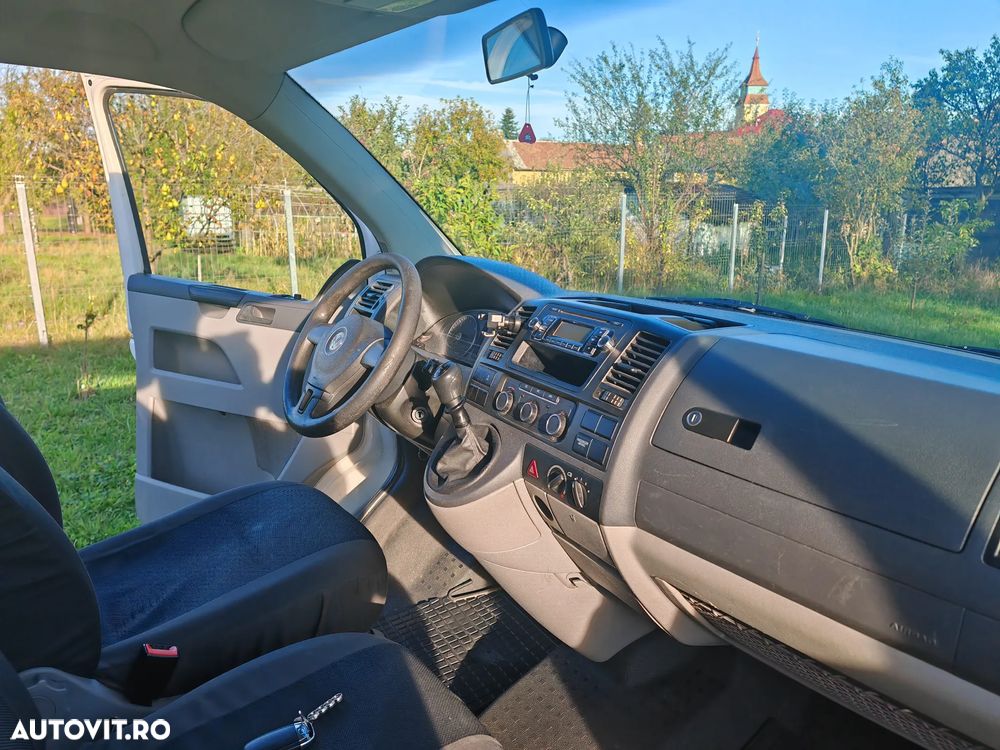 Volkswagen Caravelle - 8