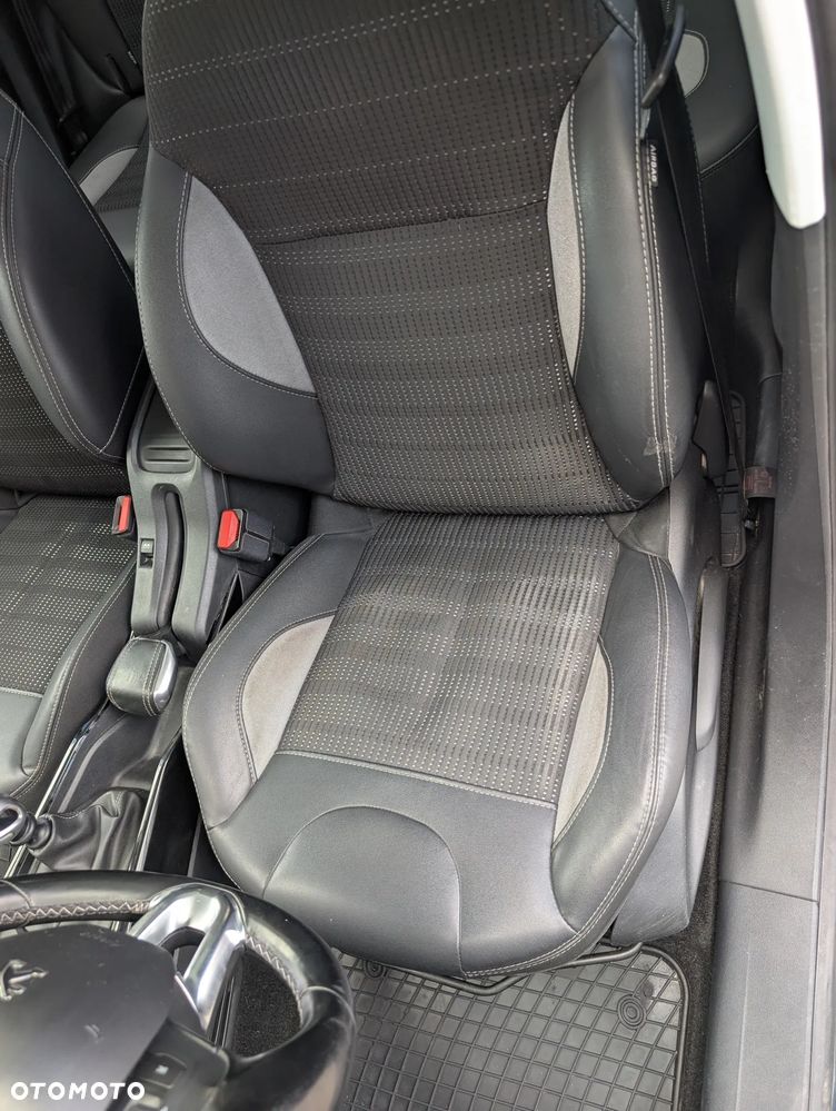 Peugeot 2008 1.2 Pure Tech Allure S&S - 20