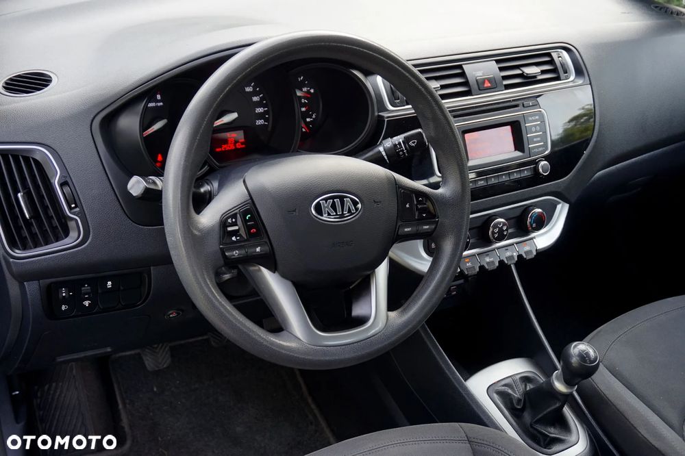 Kia Rio 1.2 L - 6