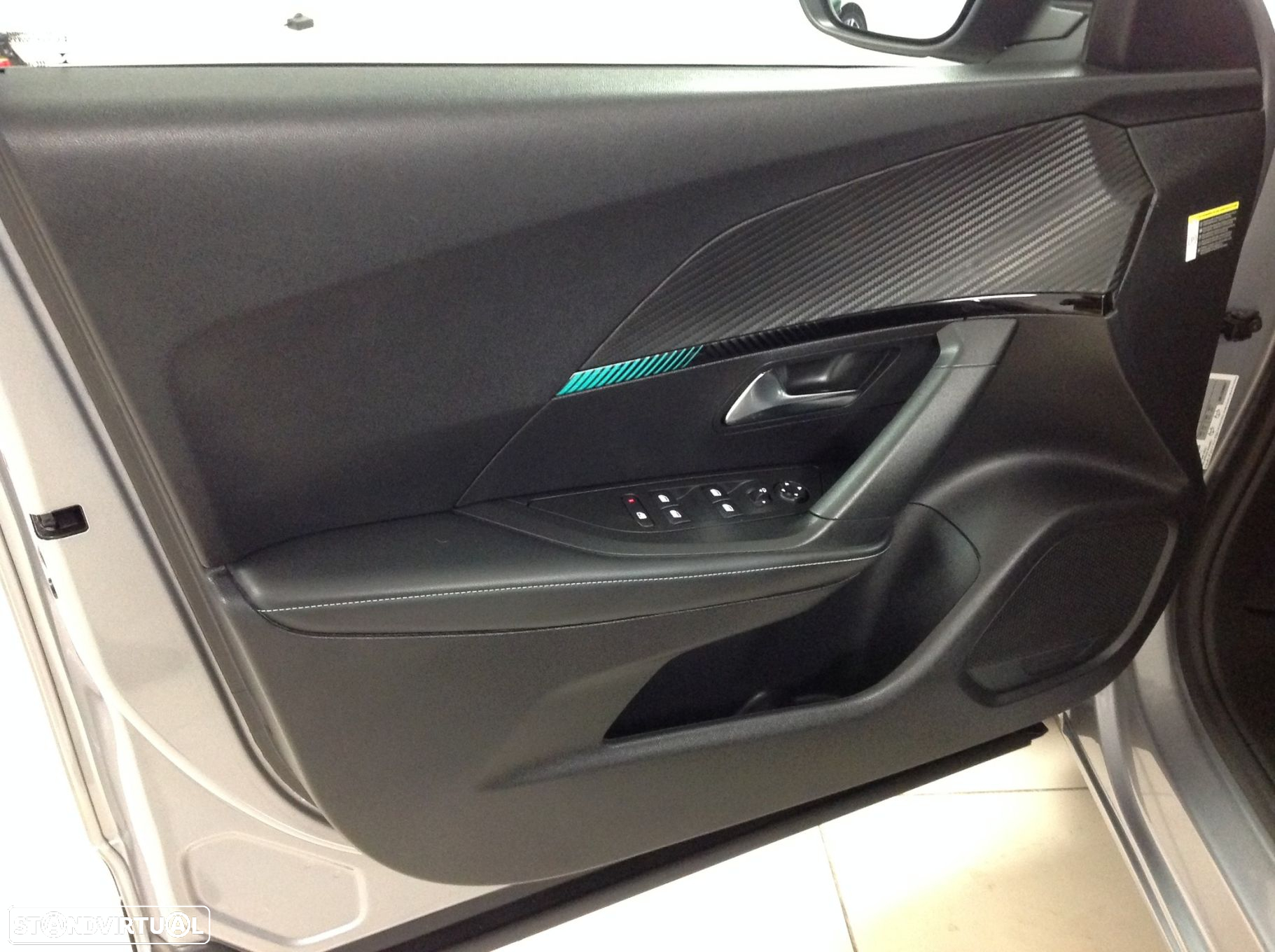 Peugeot 2008 1.2 PureTech Allure EAT8 - 27
