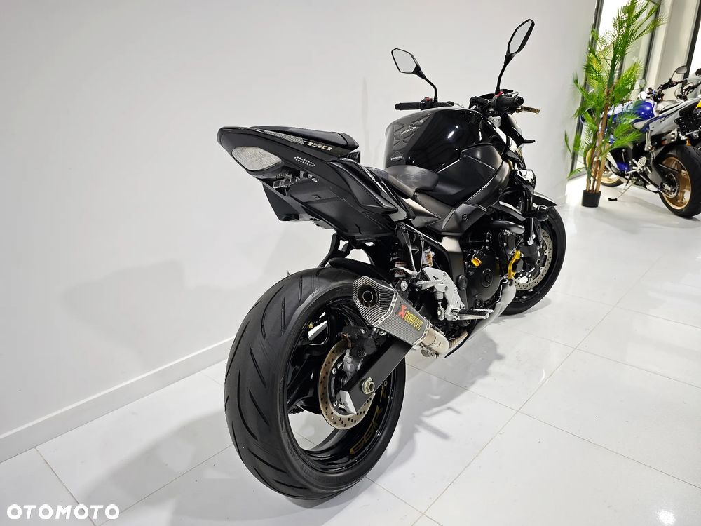 Suzuki GSR - 7