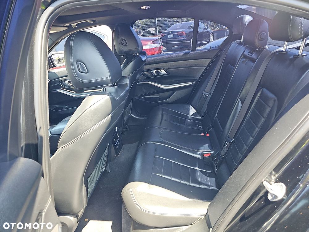 BMW Seria 3 330i M Sport - 11