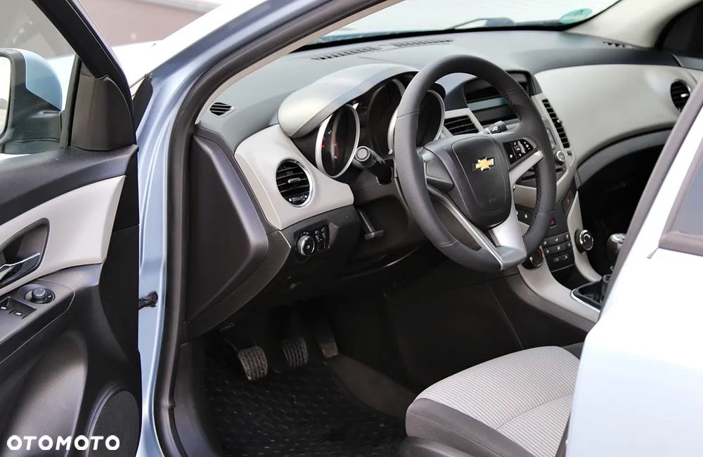 Chevrolet Cruze 1.6 LS+ - 11
