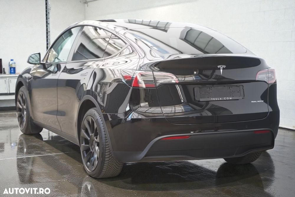 Tesla Model Y - 7