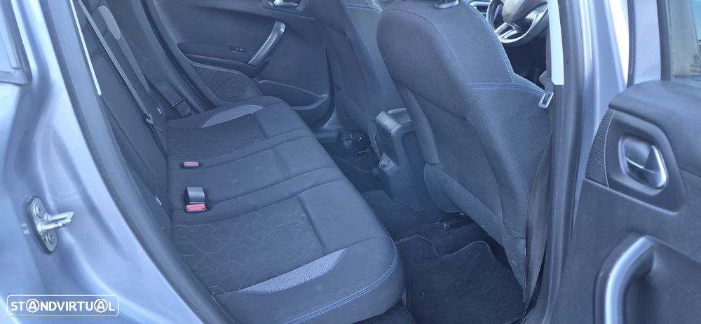 Peugeot 2008 1.2 PureTech Allure - 4