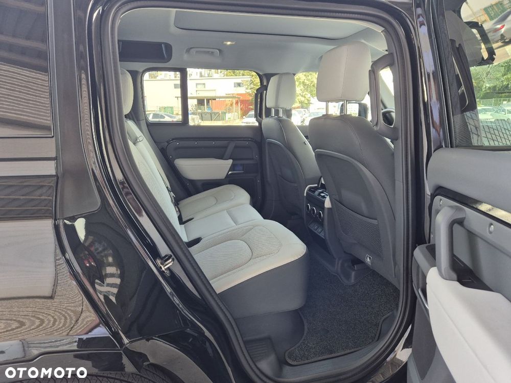 Land Rover Defender 110 D250 X-Dynamic SE - 17