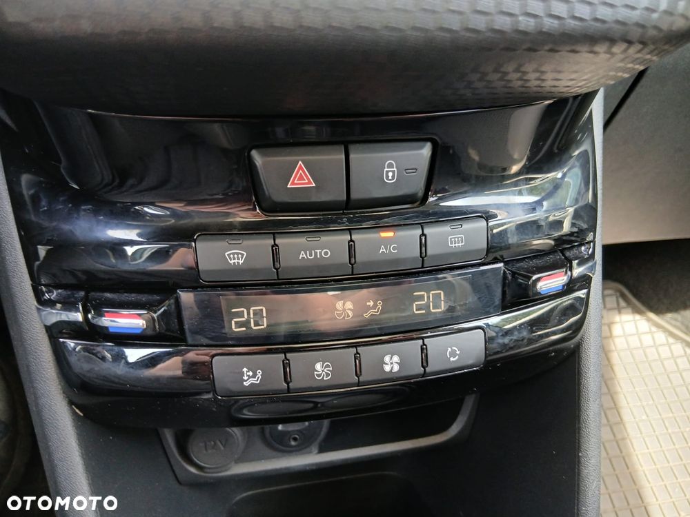 Peugeot 2008 1.2 Pure Tech Allure S&S - 19
