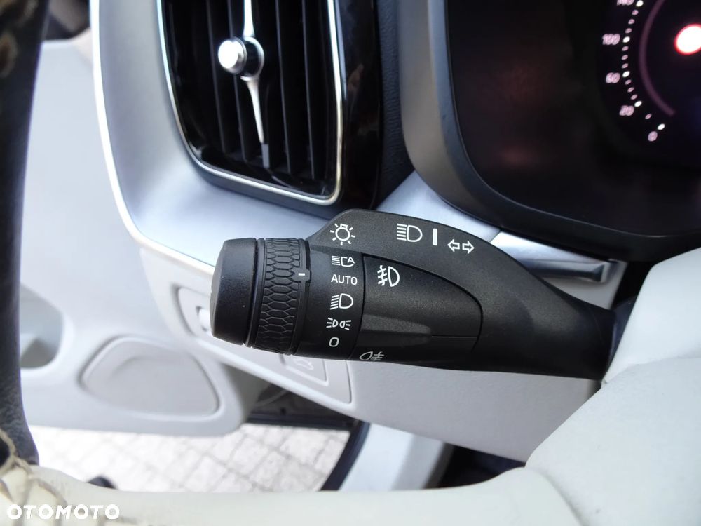 Volvo XC 60 B4 D Momentum Pro - 40