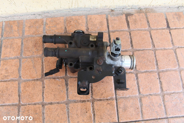 OBUDOWA TERMOSTATU OPEL ASTRA H 1.6 55353311