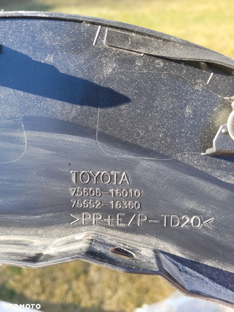 Listwa błotnika tył Toyota Corolla Cross 2022 - 3