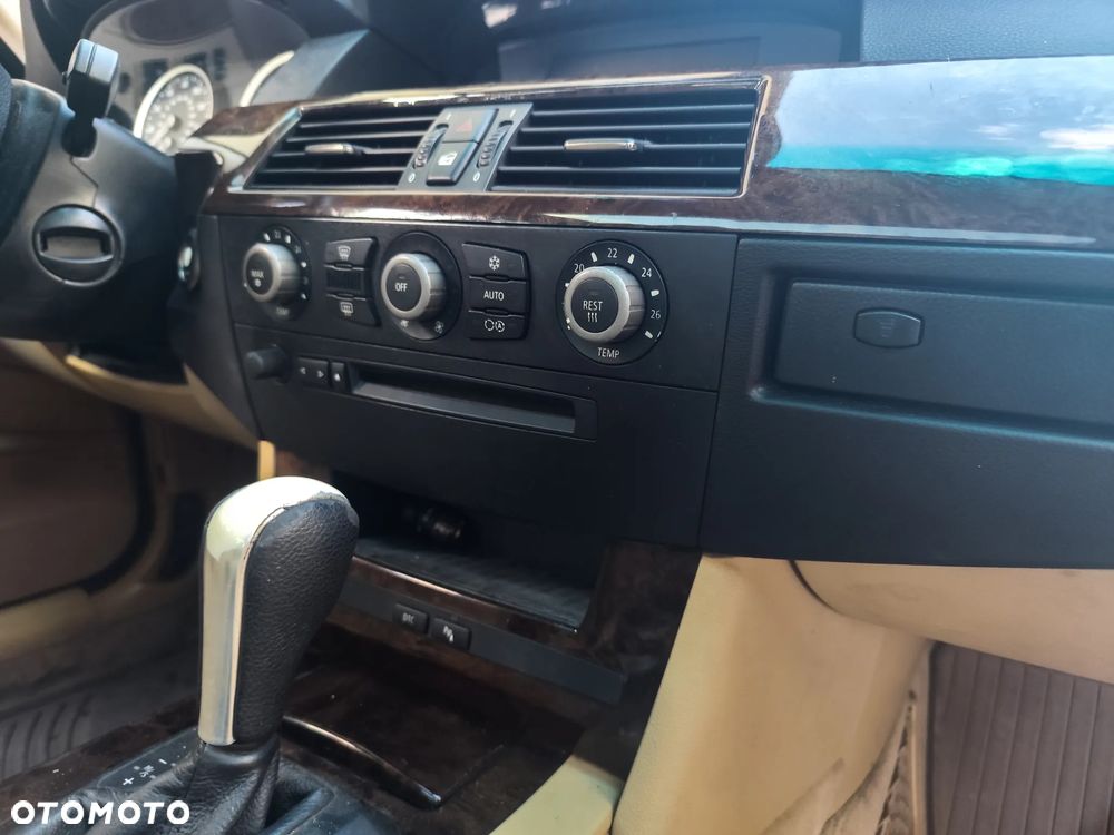 BMW Seria 5 550i - 12