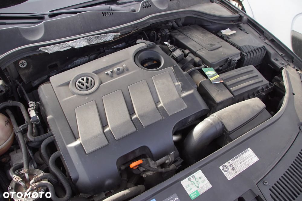 Auto na części - Volkswagen Passat B6 Lift 1.6 TDI 105 KM CAYC MDM LC8Z 2010R Silnik Skrzynia Drzwi Maska Błotnik Zderzak Lampa Lusterko Klamka Szyba Deska Kokpit Sterownik Moduł Czujnik Licznik Wyświetlacz Panel Kierownica - 16