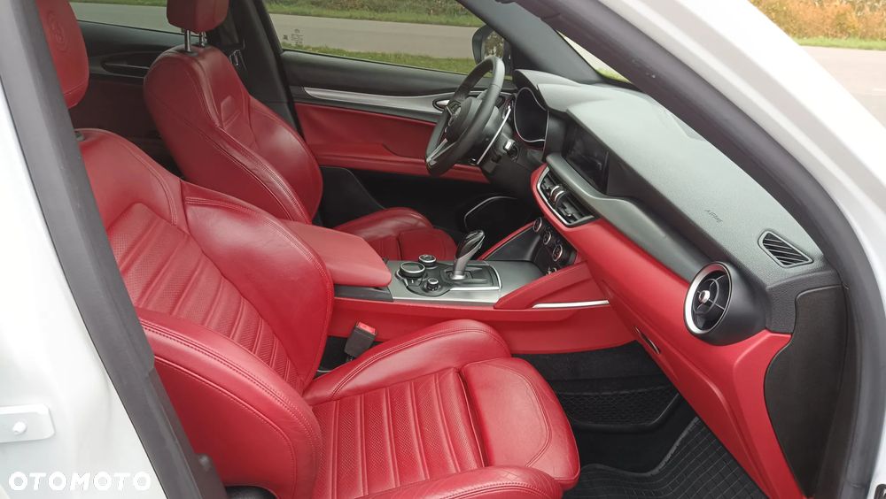 Alfa Romeo Stelvio 2.0 Turbo 16V AT8-Q4 Ti - 24