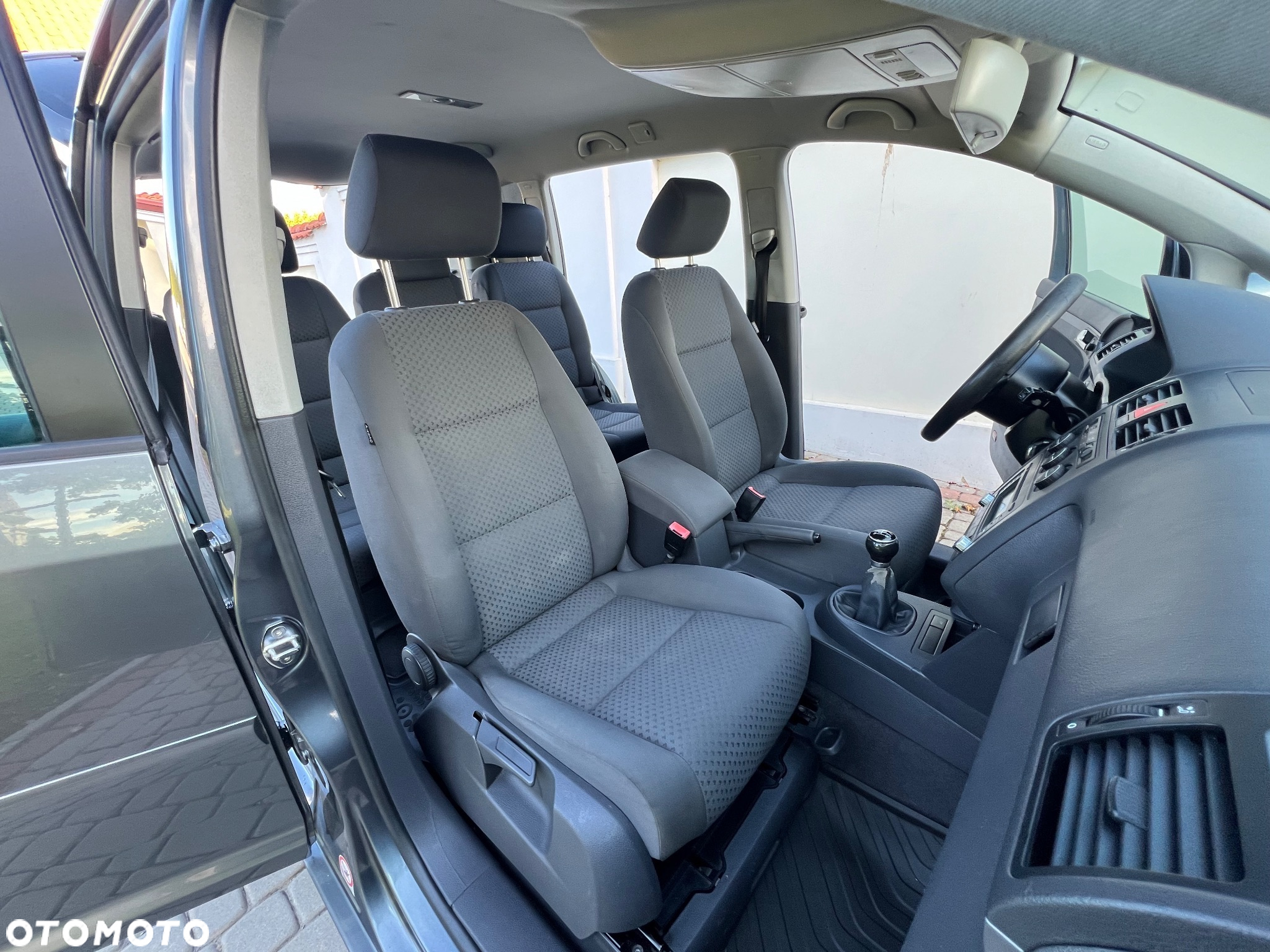 Volkswagen Touran - 16