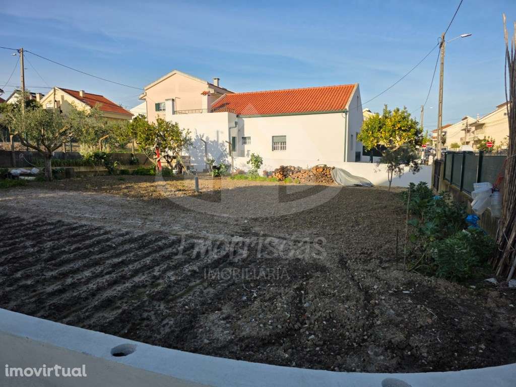 Terreno de gaveto urbano com 210 m², legalizado na Portela da Azóia - Grande imagem: 2/11