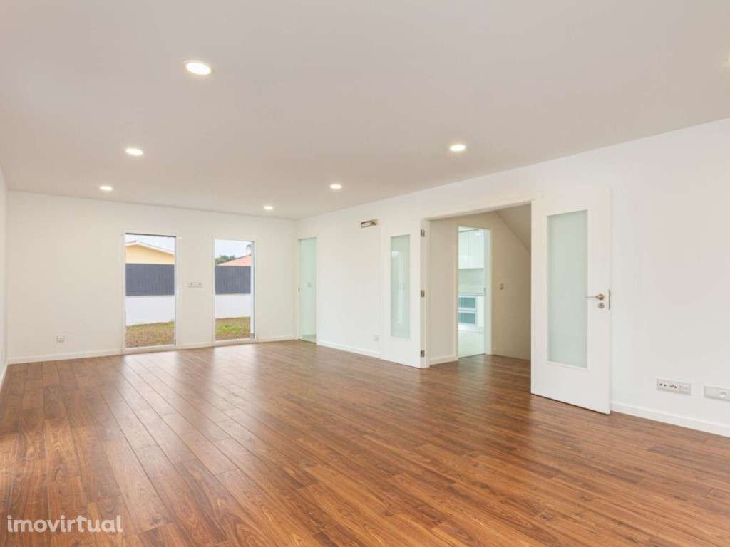 Moradia Geminada T3 com jardim inserida na Vila histórica da Areia - Grande imagem: 2/22