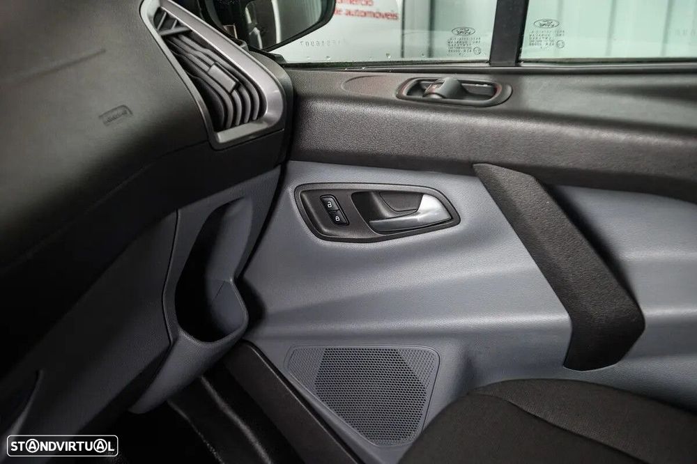 Ford Transit Custom Adaptada p/ 3 cadeiras de rodas - 34