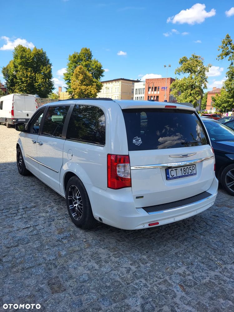Chrysler Town & Country - 12