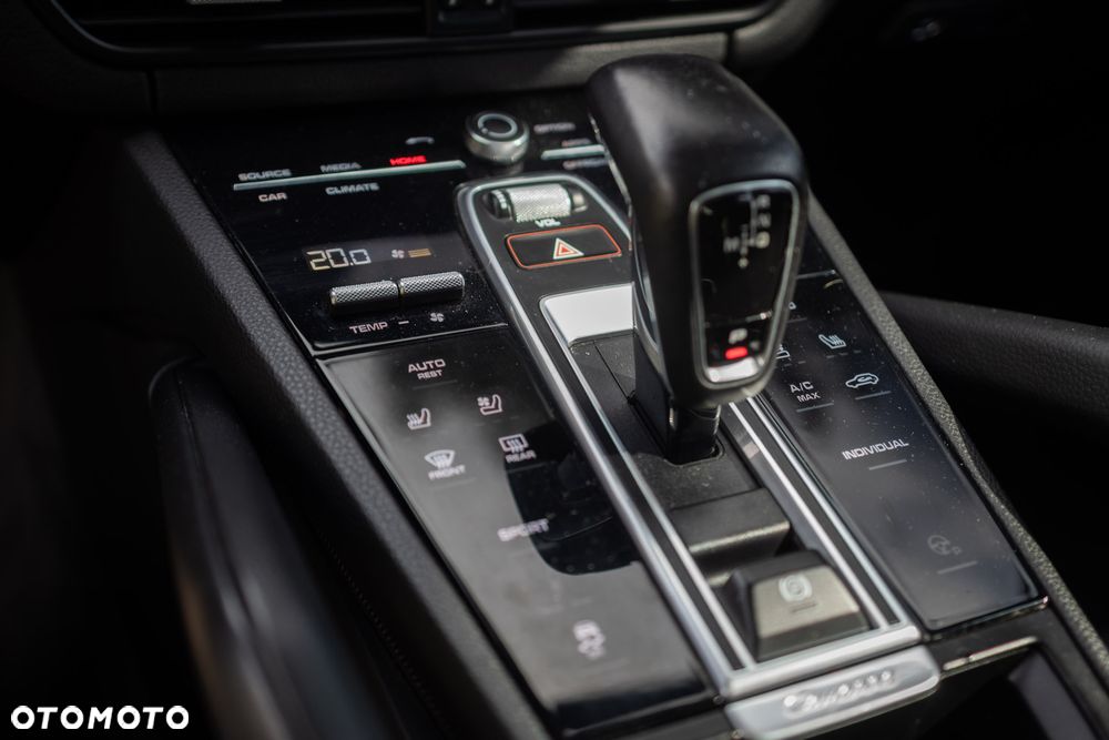 Porsche Cayenne Platinum Edition - 18