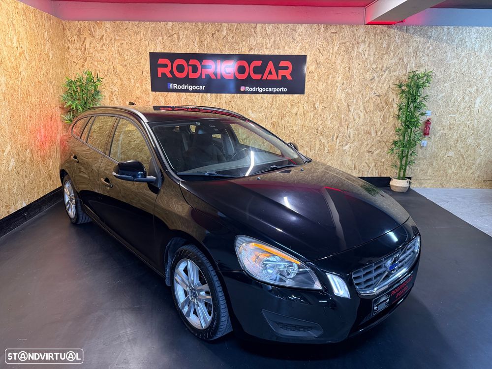 Volvo V60 2.0 D3 Momentum Start/Stop - 1