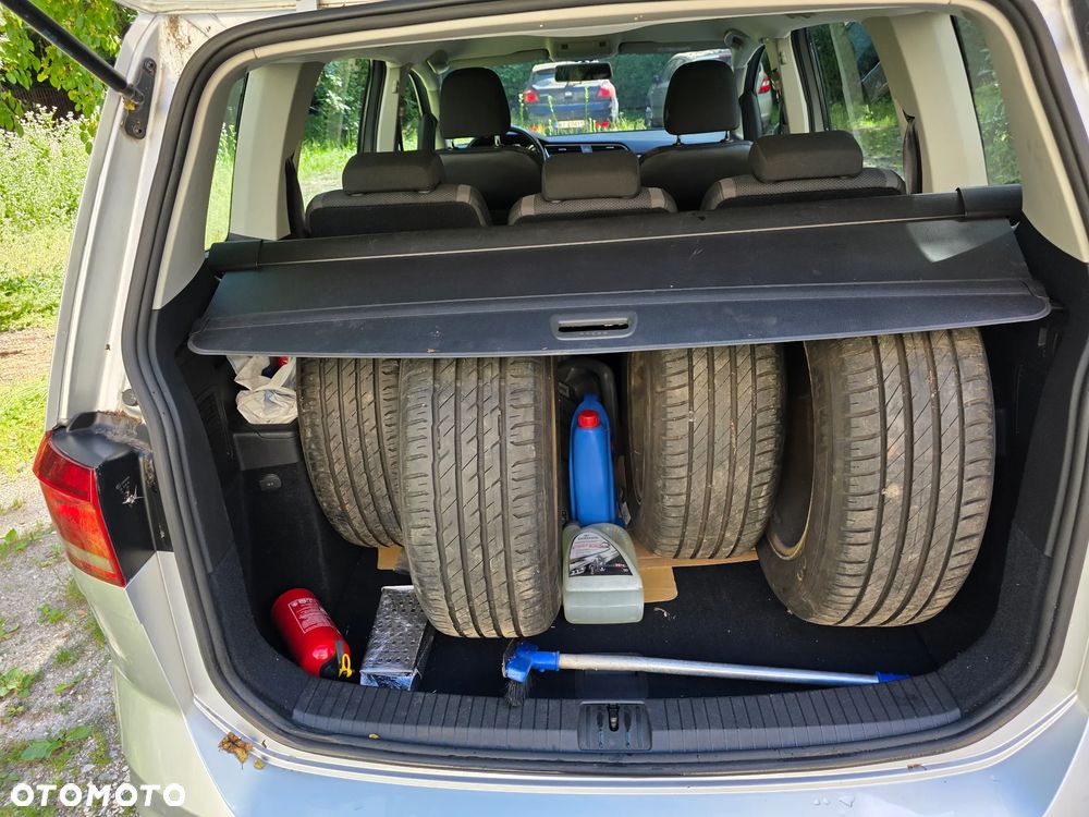 Volkswagen Touran - 5