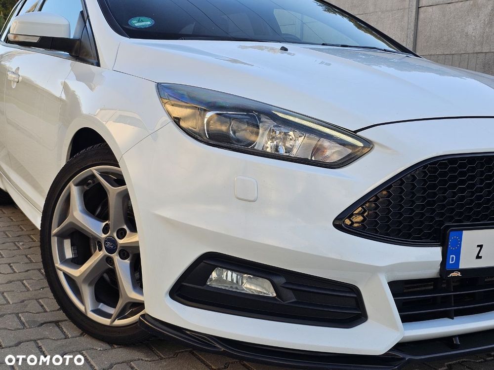 Ford Focus 2.0 EcoBoost ST mit Leder-Sport-Paket - 2