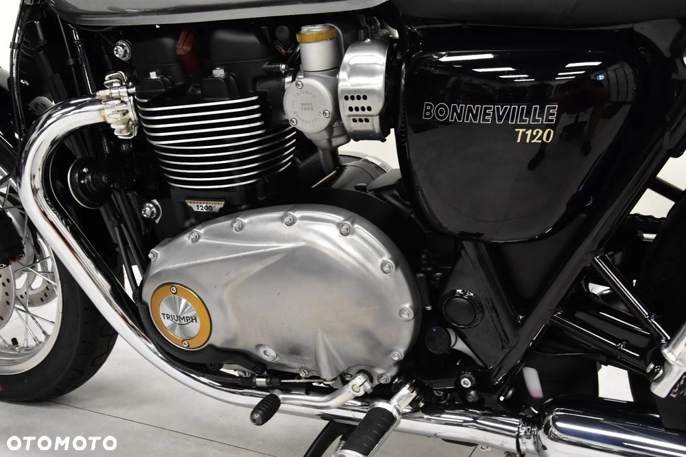 Triumph Bonneville - 24