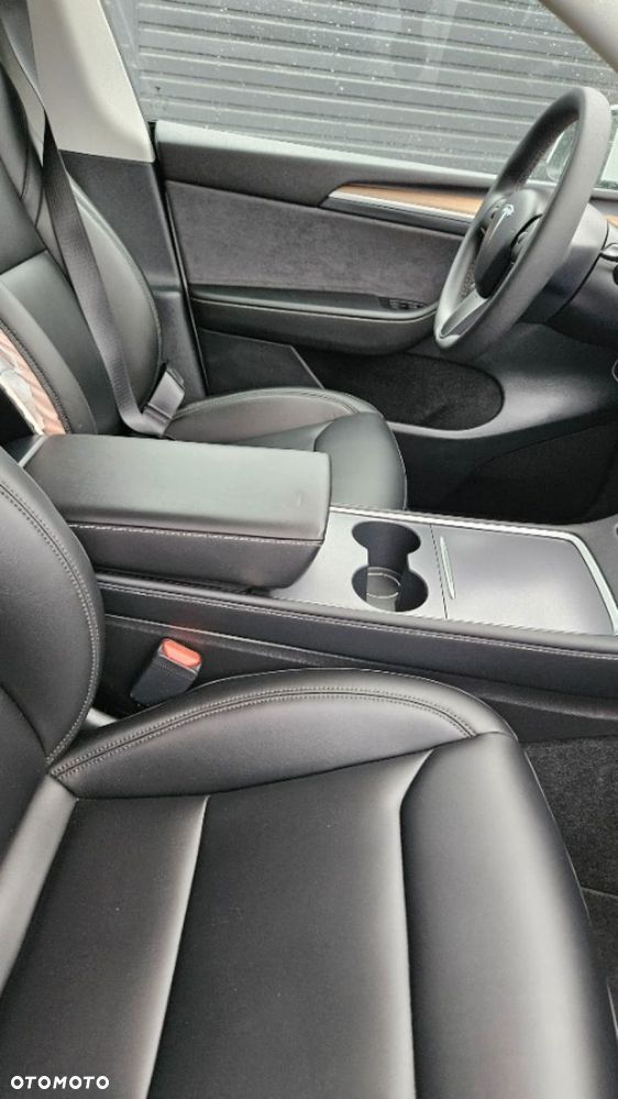 Tesla Model Y - 26