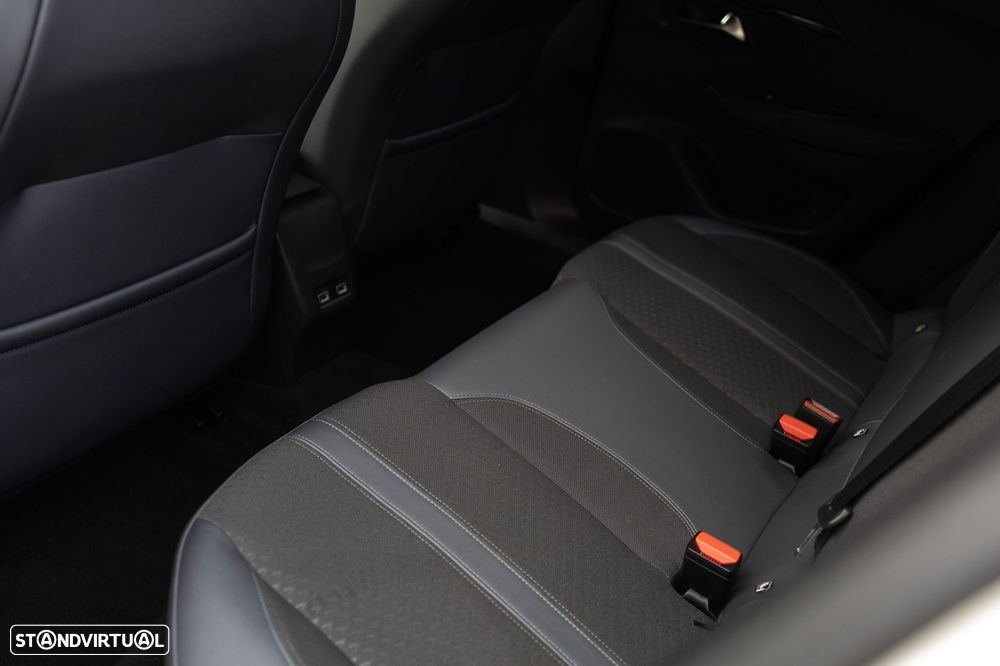 Peugeot e-2008 Allure - 34