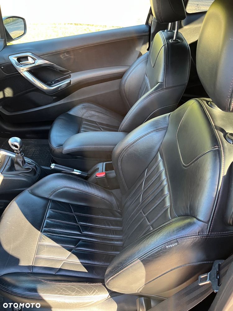 Peugeot 208 - 14