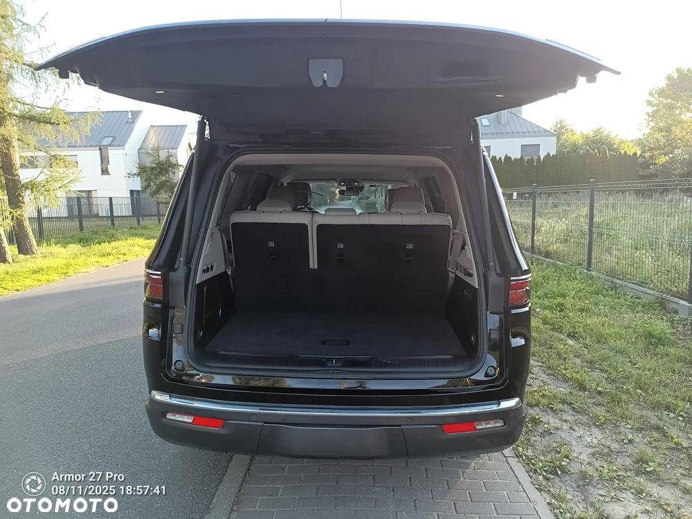 Jeep Wagoneer - 13