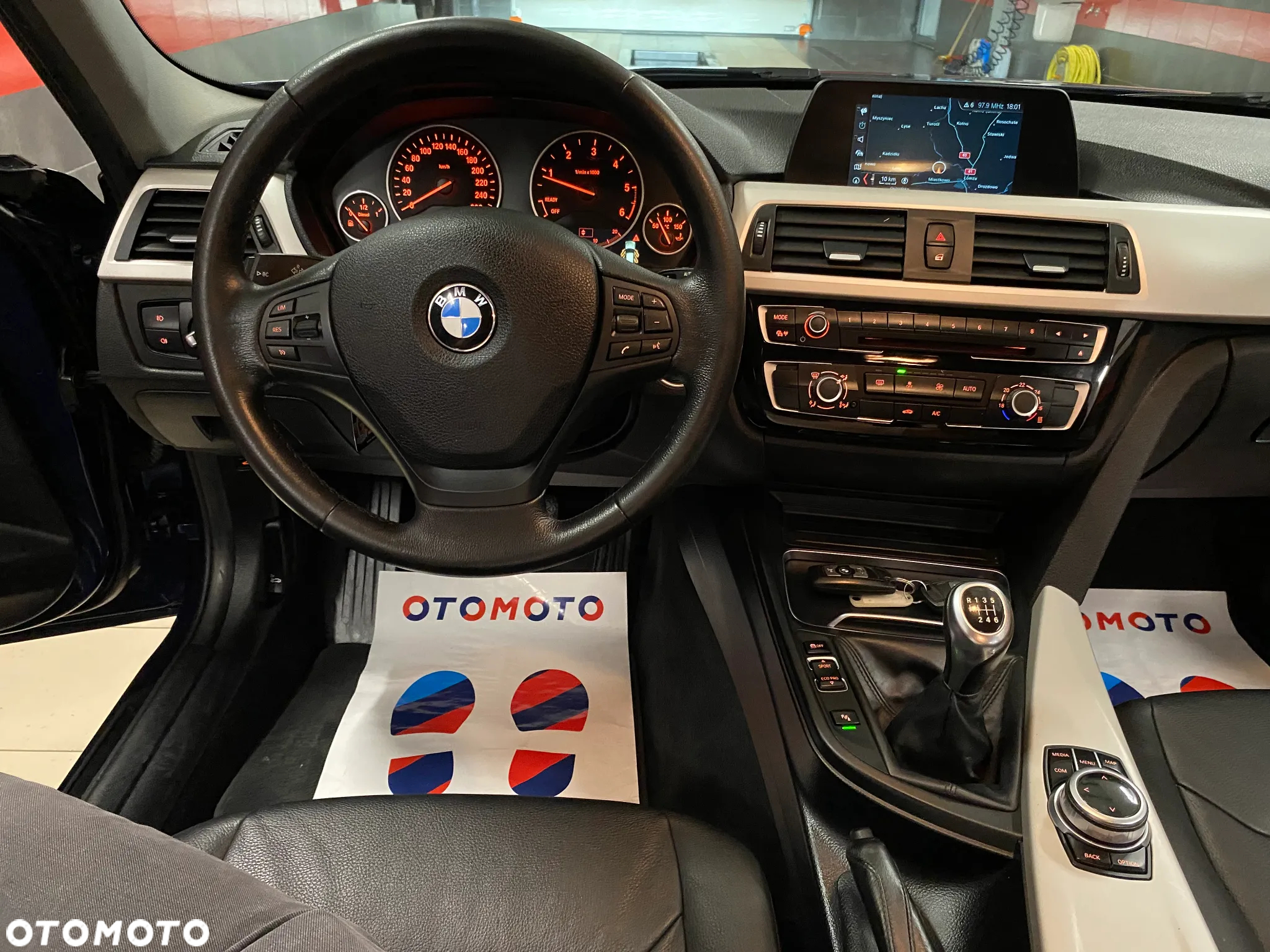 BMW Seria 3 318d Touring - 10