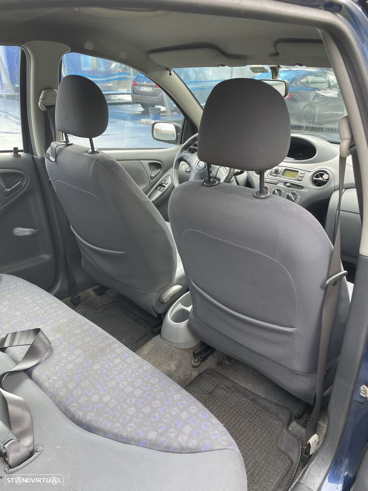 Toyota Yaris 1.0 Base - 5