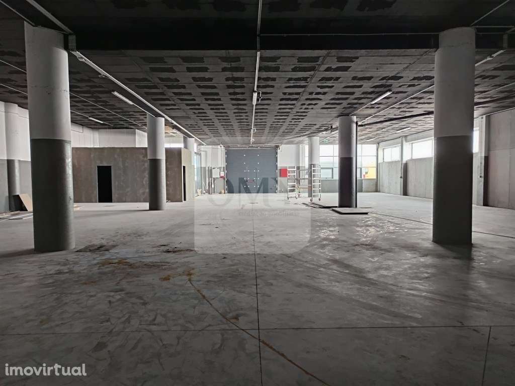 A estrear, armazém de 580 m2 na ZI de Constantim, Vila Real - Grande imagem: 2/9