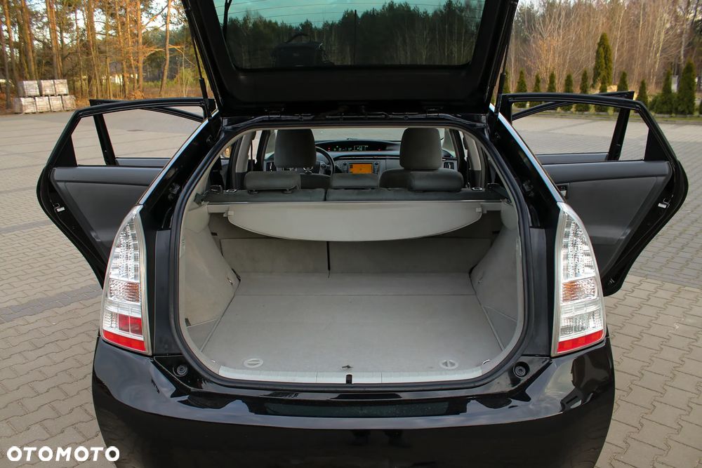 Toyota Prius (Hybrid) Executive - 38