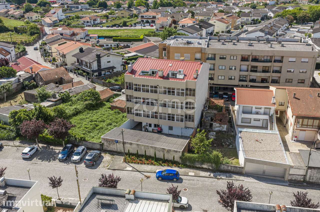 Apartamento T2+1 com 2 casas de banho, rua Sá e Melo, Gueifães. - Grande imagem: 3/28