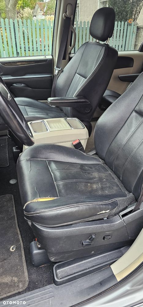 Chrysler Town & Country - 34