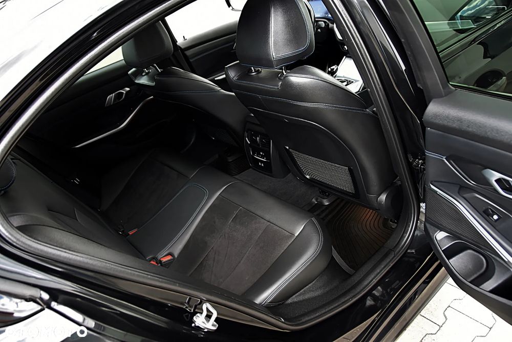 BMW Seria 3 330i xDrive - 26