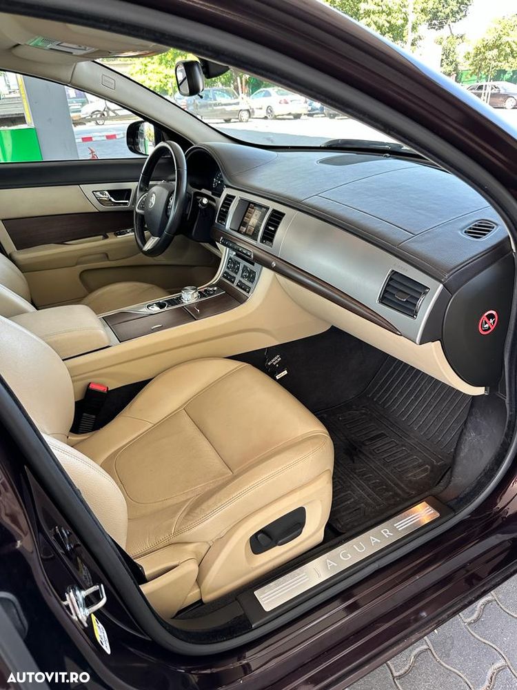Jaguar XF 2.2D - 8