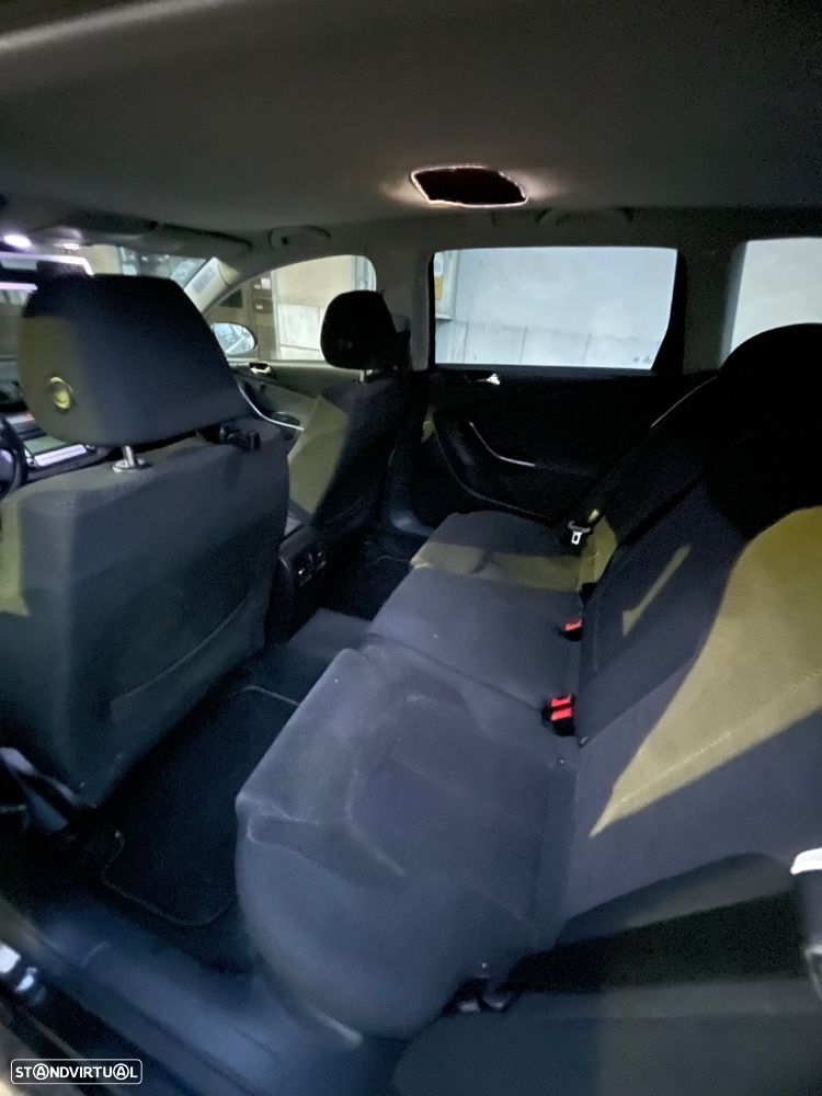 VW Passat Variant 1.9 TDi DPF BlueMotion - 16