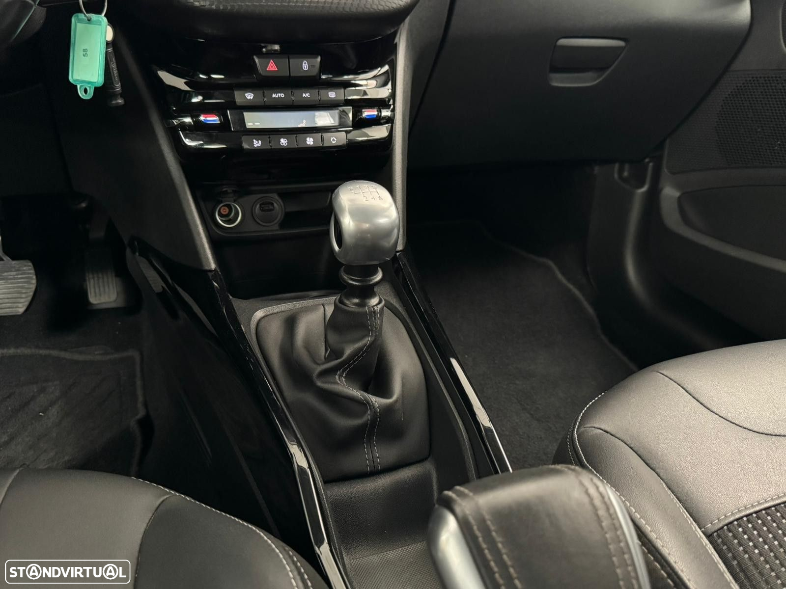 Peugeot 2008 1.2 PureTech Allure - 36
