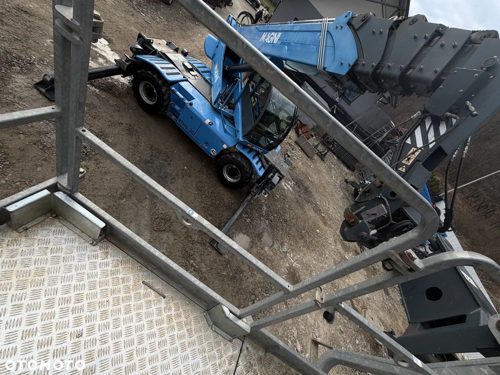 Magni RTH 6.30 SH-M/C . Ładowarka Teleskopowa Dźwig Zwyżka 30 metrów wysuw . Udźwig 6 ton. 4391 mtg Kosz (Pilot 2 funkcje) Wciągarka hydr. Widły. Jak Nowa z Norwegii! 2018rok. KLIMA Webasto post. Aktualna DEKRA 2026r. skręt 4 koła KRAB. Auto-poziomowanie! Zero luzów wycieków jak Nowa z salonu. Pełny Obrót. Małe Gabaryty maszyny. Mała waga 21 ton a potężny zasięg i udzwig! - 21