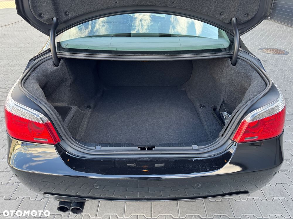 BMW Seria 5 550i Sport-Aut - 34