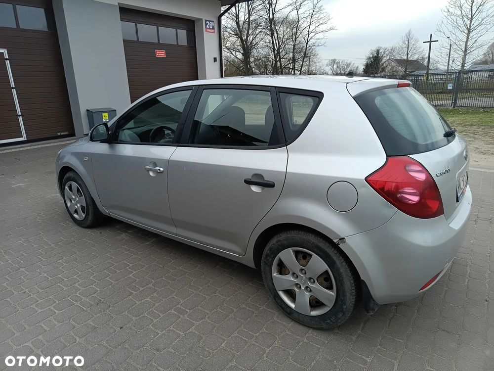 Kia Ceed 2.0 crdi Comfort + - 17