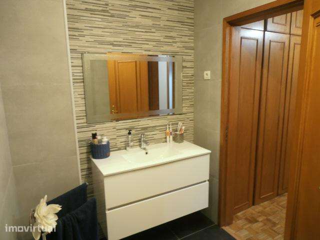 Apartamento T2 Renovado - Grande imagem: 2/5