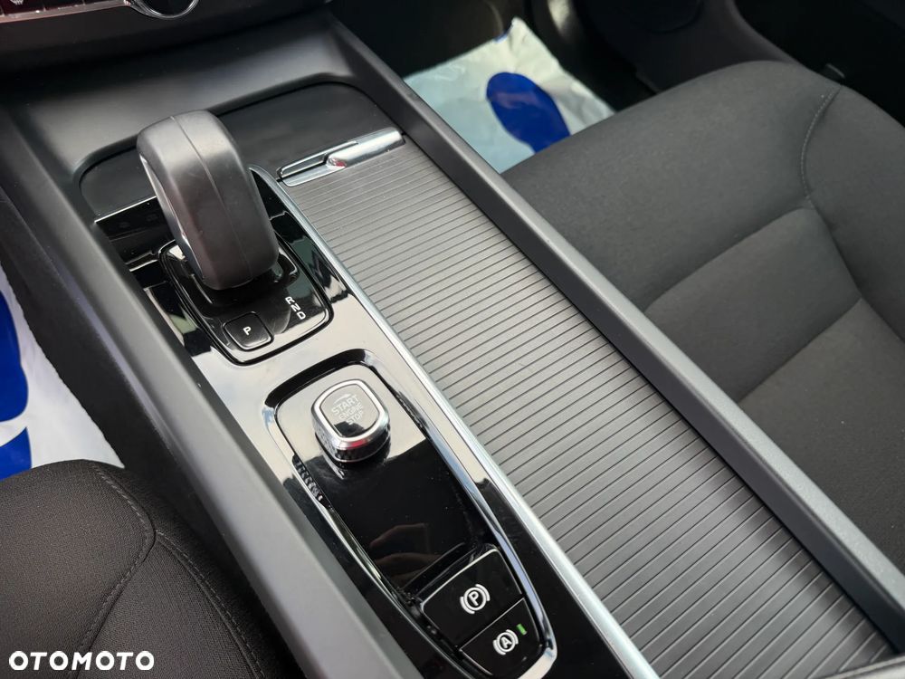 Volvo XC 60 B4 B Momentum Pro - 24