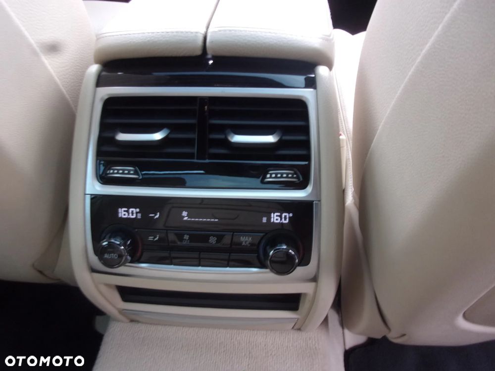 BMW Seria 7 750i xDrive - 11