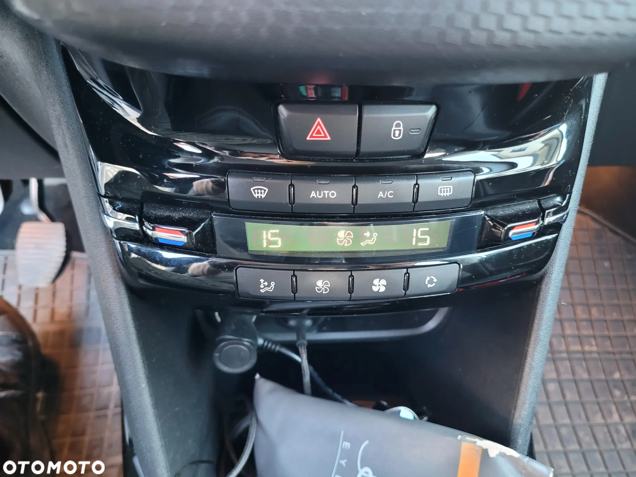 Peugeot 2008 1.2 Pure Tech Allure S&S - 17